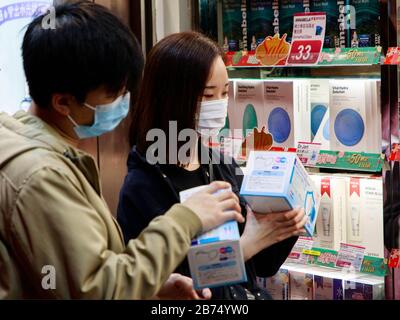 Die Menschen kaufen in einem Geschäft eine chirurgische Maske. Heute bestätigte ein chinesischer Festlandmann, der erste Fall von Coronavirus in Hongkong zu sein. Stockfoto