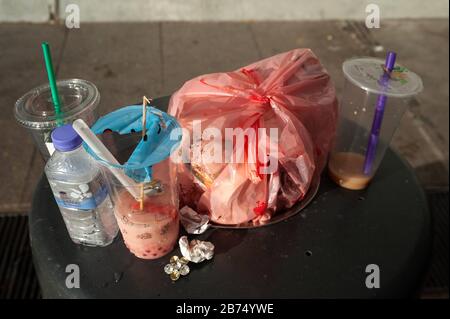 05.01.2020, Singapur, Republik Singapur, Asien - Müll und leere Plastikbecher liegen auf einem vollen Mülleimer in der Innenstadt. [Automatisierte Übersetzung] Stockfoto