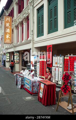 10.01.2020, Singapur, Republik Singapur, Asien - EIN Straßenständer im Chinatown-Distrikt von Singapur verkauft Banner und Schriftrollen mit individuellen Glückwünschen und Segnungen für das kommende chinesische Neujahr in Form von handgebürsteter Kalligraphie. [Automatisierte Übersetzung] Stockfoto