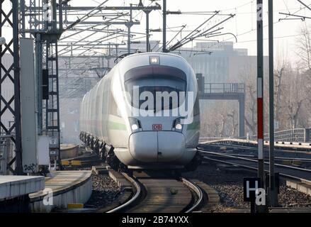 Ein ICE 3 der Deutschen Bahn am Berliner Hauptbahnhof. In den nächsten 10 Jahren werden 86 Milliarden Euro in das deutsche Schienennetz der Deutschen Bahn investiert. [Automatisierte Übersetzung] Stockfoto