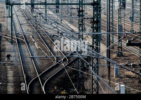 Gleisanlagen und Oberleitungen der Deutschen Bahn. In den nächsten 10 Jahren werden 86 Milliarden Euro in das deutsche Schienennetz der Deutschen Bahn - Gleisanlagen und Oberleitungen der Deutschen Bahn - investiert. In den nächsten 10 Jahren werden 86 Milliarden Euro in das deutsche Schienennetz der Deutschen Bahn investiert. [Automatisierte Übersetzung] Stockfoto