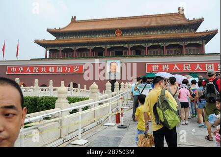 06.08.2012, Peking, China - Touristen vor der Verbotenen Stadt am Tiananmen-Platz mit einem Porträt des Vorsitzenden Mao über dem Eingang. [Automatisierte Übersetzung] Stockfoto