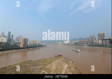 04.08.2012, Chongqing, China, Asien - ein erhöhter Blick auf die Stadt am Ufer des Jangtsekiang. Die Megacity liegt am Zusammenfluss zweier Hauptwasserstraßen, des Jangtsekiang und des Jialing River, und ist eine der am schnellsten wachsenden Metropole der Welt. [Automatisierte Übersetzung] Stockfoto