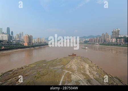 04.08.2012, Chongqing, China, Asien - ein erhöhter Blick auf die Stadt am Ufer des Jangtsekiang. Die Megacity liegt am Zusammenfluss zweier Hauptwasserstraßen, des Jangtsekiang und des Jialing River, und ist eine der am schnellsten wachsenden Metropole der Welt. [Automatisierte Übersetzung] Stockfoto