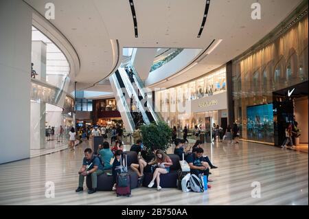 06.12.2019, Singapur, Republik Singapur, Asien - Passagiere warten mit ihrem Gepäck im neuen Jewel Terminal am Flughafen Changi. [Automatisierte Übersetzung] Stockfoto