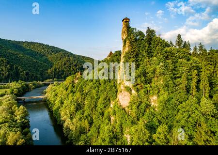 Burg Orava - Oravsky Hrad in Oravsky Podzamok in der Slowakei. Mittelalterliche Festung auf extrem hohen und steilen Felsen durch die Orava Fluss. Luftaufnahme in Su Stockfoto