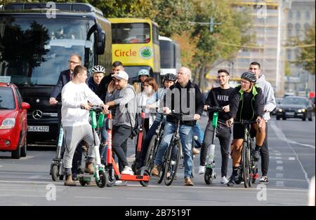 E-Roller-Fahrer und Radfahrer im Berliner Straßenverkehr. [Automatisierte Übersetzung] Stockfoto