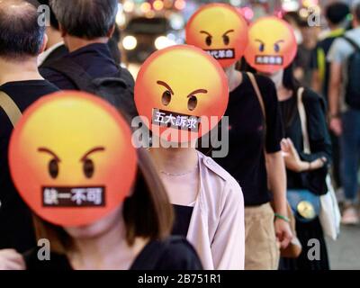 Demonstranten tragen alle Arten von Masken und bilden in Hongkong eine Menschenkette in verschiedenen Bereichen, um gegen das Anti-Maske-Gesetz zu protestieren. Stockfoto