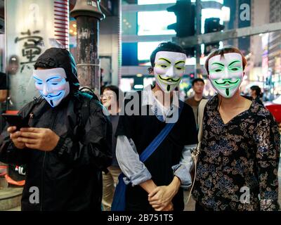 Demonstranten tragen alle Arten von Masken und bilden in Hongkong eine Menschenkette in verschiedenen Bereichen, um gegen das Anti-Maske-Gesetz zu protestieren. Stockfoto