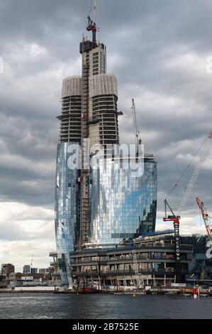 23.09.2019, Sydney, New South Wales, Australien - Baukräne bewegen sich über die Baustelle des neuen Wolkenkratzers Crown Sydney Hotel Resort in Barangaroo South am Darling Harbour. Das neueste Projekt des Casino-Betreibers Crown Resorts wird das erste internationale Sechs-Sterne-Hotel in Sydney sein. [Automatisierte Übersetzung] Stockfoto