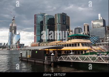 23.09.2019, Sydney, New South Wales, Australien - Blick vom Fähranleger Pyrmont Bay am Darling Harbour zum noch im Bau befindlichen Wolkenkratzer Crown Sydney und den neuen International Towers Sydney im Barangaroo South. [Automatisierte Übersetzung] Stockfoto