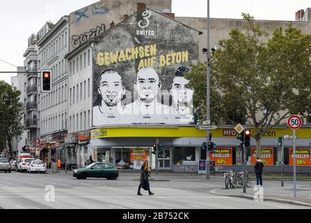 An einer Hauswand im Berliner Bezirk Wedding befindet sich ein Bild der Brüder Jérôme Boateng, George Boateng und Kevin-Prince Boateng. Das Wandgemälde "auf Beton gewachsen" befindet sich im Bezirk Wedding und symbolisiert die Karriere der drei Boateng-Brüder und die Geschichte ihres Fußballfeldes im Wedding das Graffiti mit der Aufschrift wurde von Nike aufgetragen. [Automatisierte Übersetzung] Stockfoto