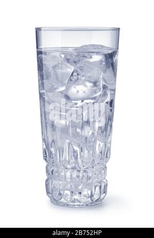 Kristallglas aus Wasser mit Eis isoliert auf einem weißen Stockfoto