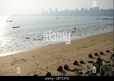 12.12.2011, Mumbai, Maharashtra, Indien, Asien - Blick auf Chowpatty Beach entlang des Marine Drive mit der Silhouette der Skyline von Malabar Hill im Hintergrund. [Automatisierte Übersetzung] Stockfoto