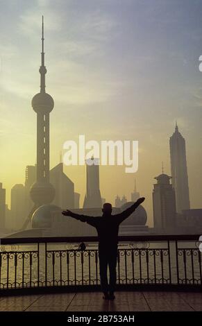 29.04.2005, Shanghai, Volksrepublik China, Asien - BLICK vom Bund über den Huangpu Fluss auf die Skyline des Shanghaier Geschäftsviertels in Pudong mit dem Oriental Pearl-TV-Turm in der Morgenlampe. [Automatisierte Übersetzung] Stockfoto