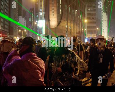 Die Polizei unterdrückt Regierungsgegner mit Gewalt in Hongkong. Stockfoto