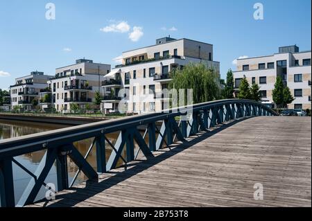 13.06.2019, Berlin, Deutschland, Europa - neue Mietshäuser am Ufer auf der Insel Tegel am Hafen Tegel. [Automatisierte Übersetzung] Stockfoto