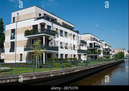 13.06.2019, Berlin, Deutschland, Europa - neue Mietshäuser am Ufer auf der Insel Tegel am Hafen Tegel. [Automatisierte Übersetzung] Stockfoto