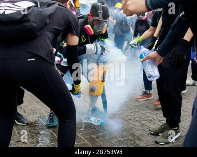 Die Polizei unterdrückt Regierungsgegner mit Gewalt in Hongkong. Stockfoto