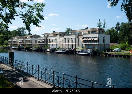 13.06.2019, Berlin, Deutschland, Europa - exklusive Luxuswohnungen am Ufer der Tegeler Fliess und des Tegel Hafen auf der Humboldtinsel in Tegel. [Automatisierte Übersetzung] Stockfoto