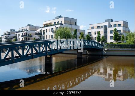 13.06.2019, Berlin, Deutschland, Europa - neue Mietshäuser am Ufer auf der Insel Tegel am Hafen Tegel. [Automatisierte Übersetzung] Stockfoto