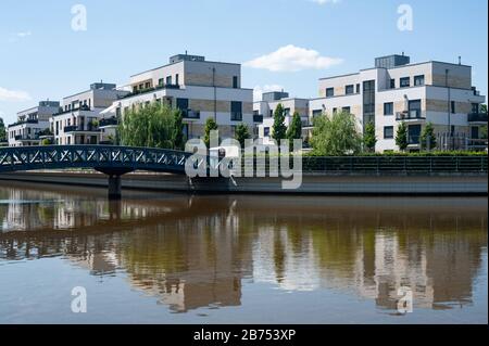 13.06.2019, Berlin, Deutschland, Europa - neue Mietshäuser am Ufer auf der Insel Tegel am Hafen Tegel. [Automatisierte Übersetzung] Stockfoto