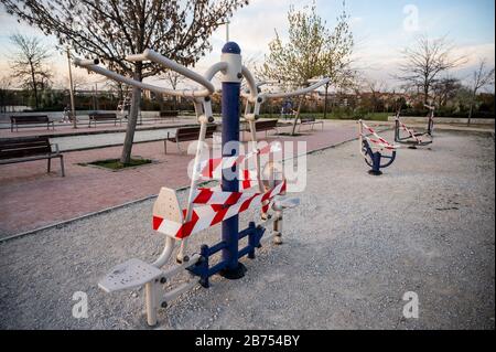 Madrid, Spanien. März 2020. Madrid, Spanien. März 2020. Ein Spielplatz wird als geschlossen angesehen, da die spanische Regierung den Ausnahmezustand im ganzen Land erklärte, um die Ausbreitung von Coronavirus zu verhindern (COVID-19). Credit: Marcos del Mazo/Alamy Live News Stockfoto