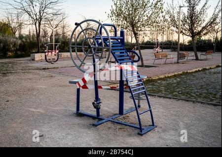 Madrid, Spanien. März 2020. Madrid, Spanien. März 2020. Ein Spielplatz wird als geschlossen angesehen, da die spanische Regierung den Ausnahmezustand im ganzen Land erklärte, um die Ausbreitung von Coronavirus zu verhindern (COVID-19). Credit: Marcos del Mazo/Alamy Live News Stockfoto