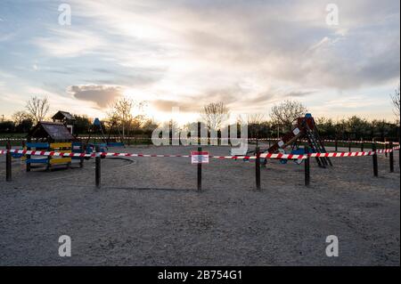 Madrid, Spanien. März 2020. Madrid, Spanien. März 2020. Ein Spielplatz wird als geschlossen angesehen, da die spanische Regierung den Ausnahmezustand im ganzen Land erklärte, um die Ausbreitung von Coronavirus zu verhindern (COVID-19). Credit: Marcos del Mazo/Alamy Live News Stockfoto