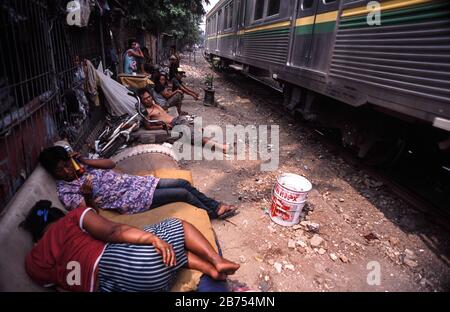 07.08.2009, Jakarta, Java, Indonesien, Asien - Menschen wohnen in ihrer provisorischen Unterkunft entlang der Bahngleise in einem Slumgebiet der indonesischen Hauptstadt. [Automatisierte Übersetzung] Stockfoto