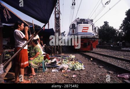 10.08.2009, Jakarta, Java, Indonesien, Asien - Frauen auf einem kleinen Straßenmarkt neben den Bahngleisen in einem Slumgebiet der indonesischen Hauptstadt. [Automatisierte Übersetzung] Stockfoto