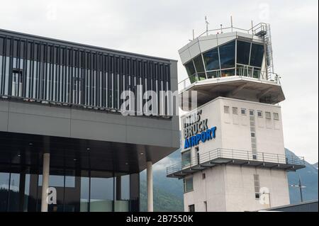 22.06.2019, Innsbruck, Tyrol, Österreich, Europa - Außenansicht des Flughafens von Innsbruck mit dem Turm und der Abflug- und Ankunftshalle. [Automatisierte Übersetzung] Stockfoto