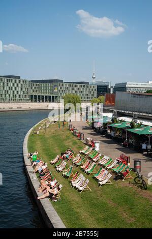 12.06.2019, Berlin, Deutschland, Europa - Strandbar Capital Beach am Ludwig Erhard-Ufer entlang der Spree im Regierungsviertel Mitte. In der Ferne sieht man den Fernsehturm am Alexanderplatz. [Automatisierte Übersetzung] Stockfoto