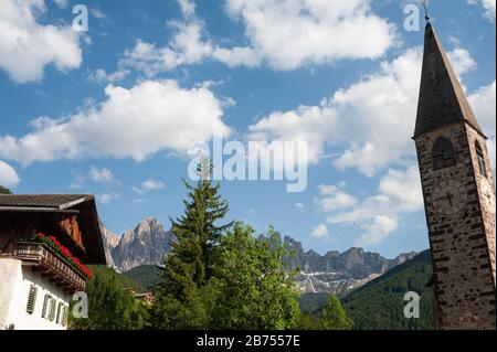 20.06.2019, St. Magdalena, Villnoess, Trentino, Südtirol, Italien, Europa - Bauernhaus und die Kirche Chiesa di Santa Maddalena im Villnoesstal mit Bergen der Odle Geisler Gruppe. [Automatisierte Übersetzung] Stockfoto