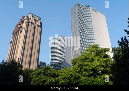 18.07.2019, Singapur, Republik Singapur, Asien - die DUO Twin Towers des deutschen Architekten Ole Scheeren und das Parkview Square Bürogebäude in Bras Basah. [Automatisierte Übersetzung] Stockfoto