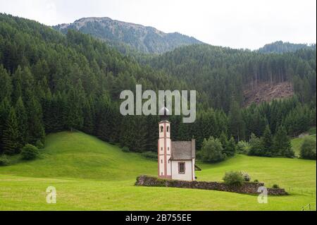 21.06.2019, St. Magdalena, Villnoess, Funes, Trentino, Südtirol, Italien, Europa - Kirche St. Johannes in Ranui im Naturpark Villnoestal. [Automatisierte Übersetzung] Stockfoto