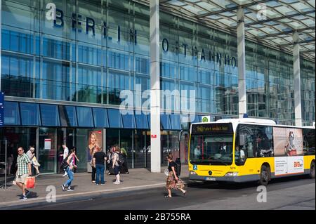 24.06.2019, Berlin, Deutschland, Europa - EIN Bus der BVG hält an einer Bushaltestelle am Ostbahnhof im Bezirk Friedrichshain-Kreuzberg. [Automatisierte Übersetzung] Stockfoto
