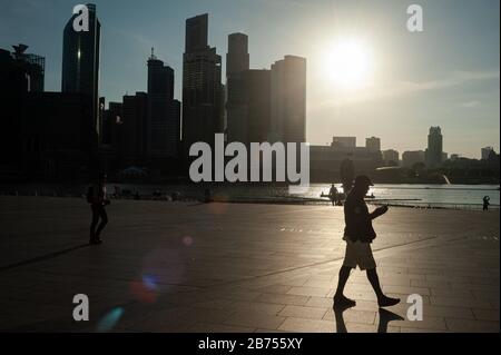 19.07.2019, Singapur, Republik Singapur, Asien - Menschen an der Promenade in der Marina Bay mit der Skyline des Geschäftsviertels im Hintergrund. [Automatisierte Übersetzung] Stockfoto