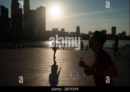 19.07.2019, Singapur, Republik Singapur, Asien - Menschen an der Promenade in der Marina Bay mit der Skyline des Geschäftsviertels im Hintergrund. [Automatisierte Übersetzung] Stockfoto