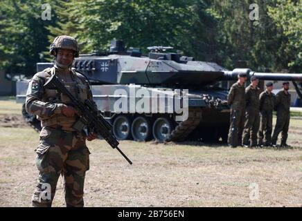 Ein französischer Soldat des 153. Infanterieregiments aus Colmar steht bei einer Demonstration in der Julius-Leber-Kaserne, Berlin, vor einem Hauptkampfpanzer der Bundeswehr Leopard 2A6. [Automatisierte Übersetzung] Stockfoto