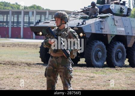 Ein französischer Soldat des 153. Infanterieregiments aus Colmar mit Sturmgewehr HK 416F aus Heckler und Koch steht während einer Demonstration in der Julius-Leber-Kaserne, Berlin, vor einem VBCI-Infanteriekampftank französischer Produktion. [Automatisierte Übersetzung] Stockfoto