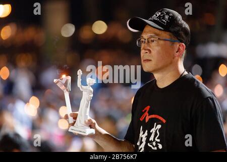 Die Teilnehmer nehmen an der jährlichen Kerzenlicht-Mahnwache Teil, die an den 30. Jahrestag des Massakers am Pekinger Tiananmen-Platz 1989 im Victoria Park In Hongkong, China, 4. Juni 2019 erinnert. Stockfoto