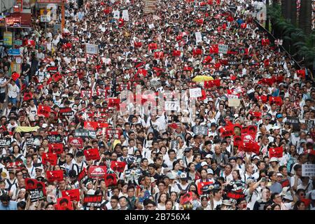 Zehntausende Demonstranten nehmen an einem marsch gegen Änderungen eines Auslieferungsplans in Hongkong, China, 09. Juni 2019 Teil. Der Gesetzesentwurf, der sich immensen Widerständen aus allen Bereichen des Lebens und der internationalen Gemeinschaft ausgesetzt sah, würde den Transfer von flüchtigen in Gerichtsbarkeiten ermöglichen, mit denen Hongkong keinen Vertrag hat, einschließlich des chinesischen Festlandes. Kritiker des Gesetzes äußerten Bedenken wegen unlauterer Prozesse, die kein Menschenrecht auf dem chinesischen Festland hätten. Stockfoto