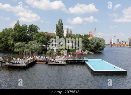 Badeschiff Berlin, eine schwimmende Badeanstalt mitten in der Spree, am 23.06.2019 [automatisierte Übersetzung] Stockfoto