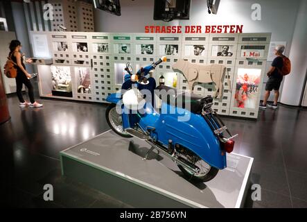 Ein Simson Moped im DDR-Museum, am 11.06.2019. Das DDR-Museum zeigt in seiner Dauerausstellung das Leben und die Alltagskultur der DDR. Am 9. November 2019 wird der Fall der Berliner Mauer zum 30. Jahrestag ihres Falls. [Automatisierte Übersetzung] Stockfoto