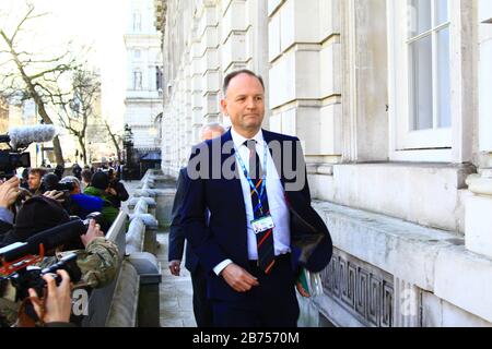 SIMON STEVENS CHEF DES NATIONALEN GESUNDHEITSDIENSTES, DER IN DEN BRIEFINGRÄUMEN DER KABINETTSKANZLEI [ COBR] FÜR EINE NOTFALLSITZUNG ZUM CORONAVIRUS COVID-19 EINTRIFFT. TAGUNGSRÄUME FÜR KABINETTSBÜROS, DIE HÄUFIG ALS COBRA BEZEICHNET WERDEN. SIR SIMON LAURENCE STEVENS IST EIN ANALYST DER ÖFFENTLICHEN POLITIK. MASTER OF BUSINESS ADMINISTRATION. Stockfoto