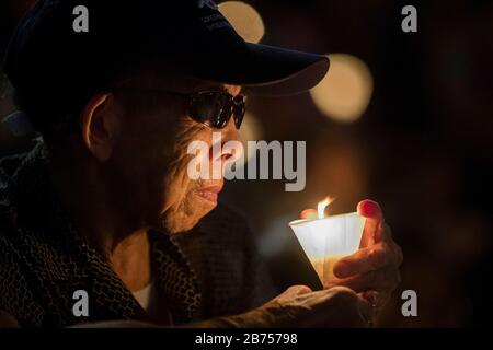 Die Teilnehmer nehmen an der jährlichen Kerzenlicht-Mahnwache Teil, die an den 30. Jahrestag des Massakers am Pekinger Tiananmen-Platz 1989 im Victoria Park In Hongkong, China, 4. Juni 2019 erinnert. Stockfoto