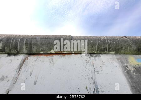 Reste der Berliner Mauer auf den Friedhöfen der St. Hedwig und der französischen Kathedrale in Berlin-Mitte. In diesem Jahr, am 9. November 2019, wird der Fall der Berliner Mauer zum 30. Jahrestag ihres Falls. [Automatisierte Übersetzung] Stockfoto