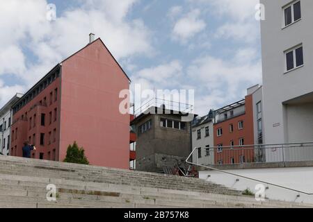 Grenzwachtturm in Berlin. Die Gedenkstätte am Kieler Eck befindet sich in einem ehemaligen Befehlsposten der DDR-Grenztruppen am Berlin-Speditionskanal. Nach dem Fall der Mauer wurde sie zum Erinnerungsort für das erste Opfer der Berliner Mauer: Guenter Litfin. In diesem Jahr, am 9. November 2019, wird der Fall der Berliner Mauer zum 30. Jahrestag ihres Falls. [Automatisierte Übersetzung] Stockfoto