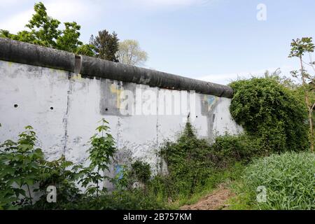 Reste der Berliner Mauer auf den Friedhöfen der St. Hedwig und der französischen Kathedrale in Berlin-Mitte. In diesem Jahr, am 9. November 2019, wird der Fall der Berliner Mauer zum 30. Jahrestag ihres Falls. [Automatisierte Übersetzung] Stockfoto